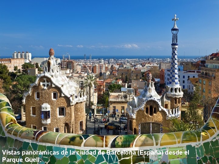 Vistas panorámicas de la ciudad de Barcelona (España) desde el Parque Güell. 