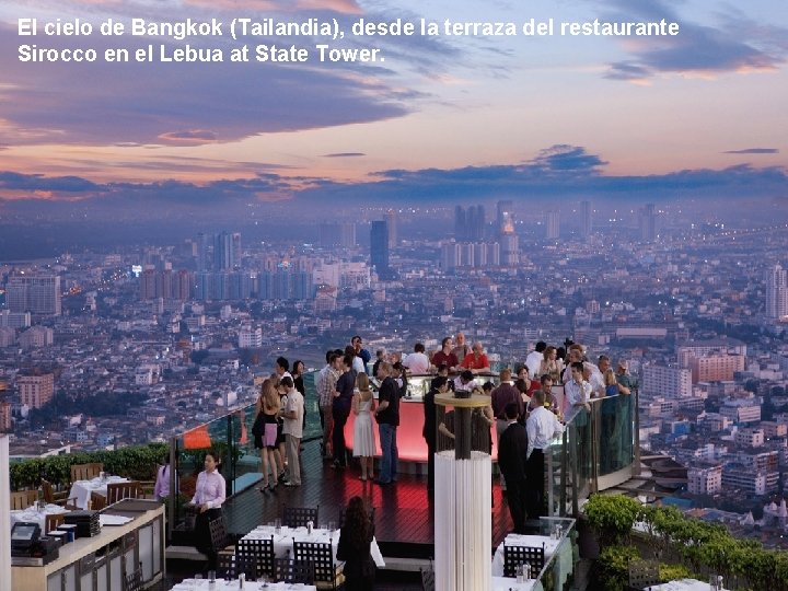 El cielo de Bangkok (Tailandia), desde la terraza del restaurante Sirocco en el Lebua