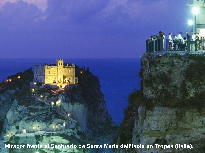 Mirador frente al Santuario de Santa Maria dell’Isola en Tropea (Italia). 