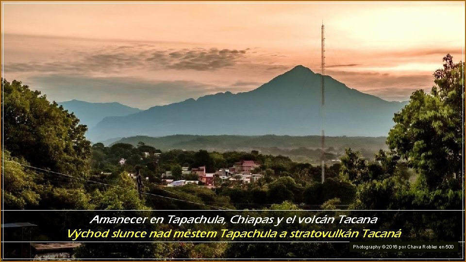 Amanecer en Tapachula, Chiapas y el volcán Tacana Východ slunce nad městem Tapachula a