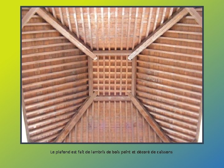 Le plafond est fait de lambris de bois peint et décoré de caissons 