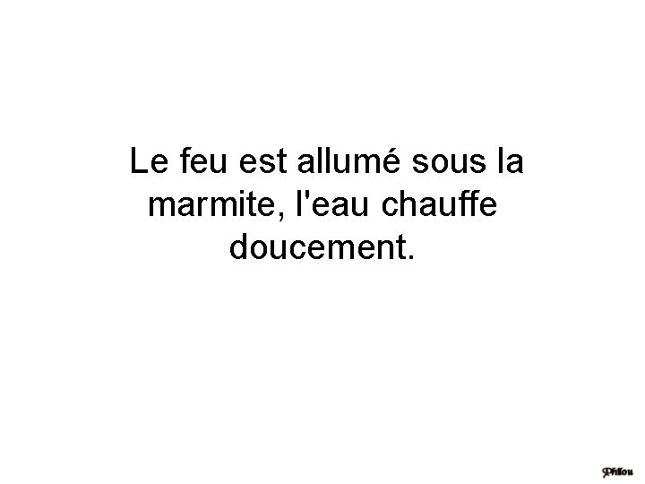 Le feu est allumé sous la marmite, l'eau chauffe doucement. 