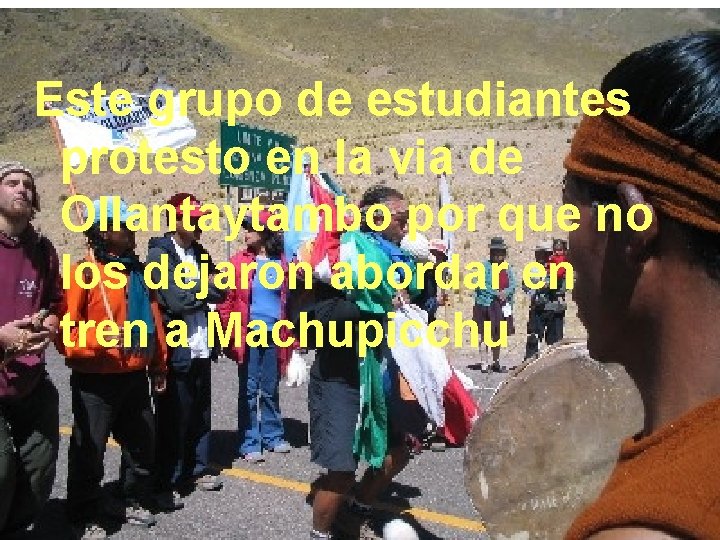 Este grupo de estudiantes protesto en la via de Ollantaytambo por que no los