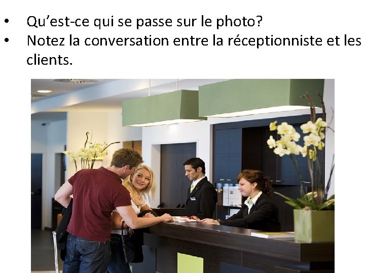  • • Qu’est-ce qui se passe sur le photo? Notez la conversation entre