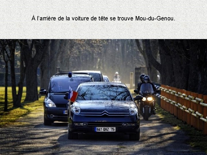 À l’arrière de la voiture de tête se trouve Mou-du-Genou. 