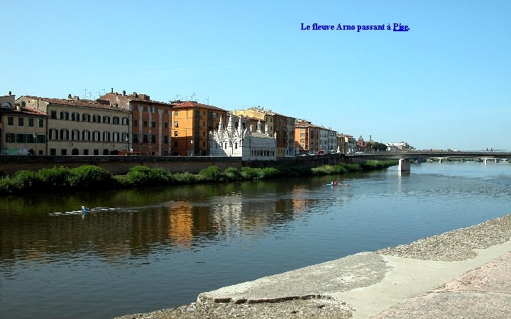 Le fleuve Arno passant à Pise. 