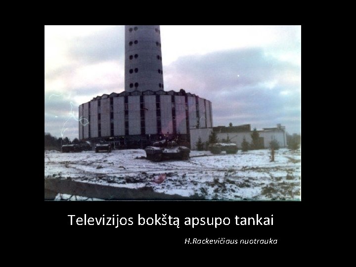 Televizijos bokštą apsupo tankai H. Rackevičiaus nuotrauka 