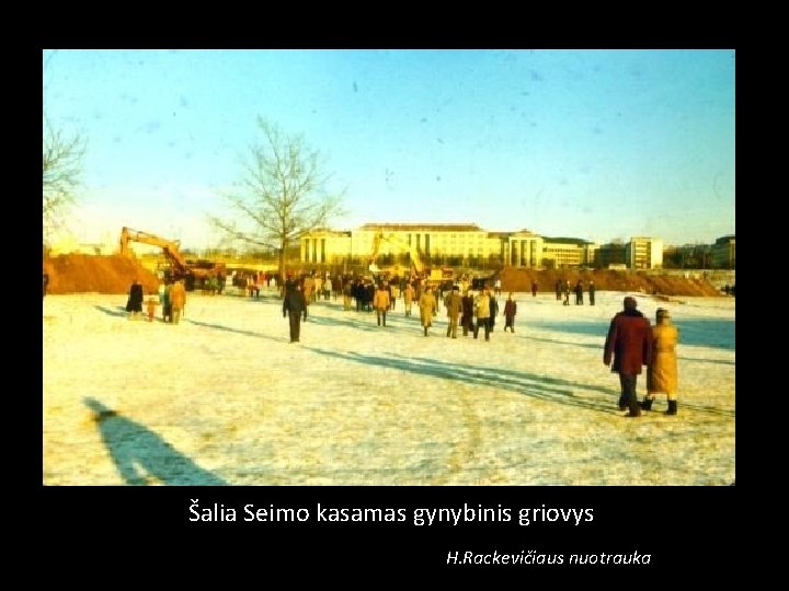 Šalia Seimo kasamas gynybinis griovys H. Rackevičiaus nuotrauka 