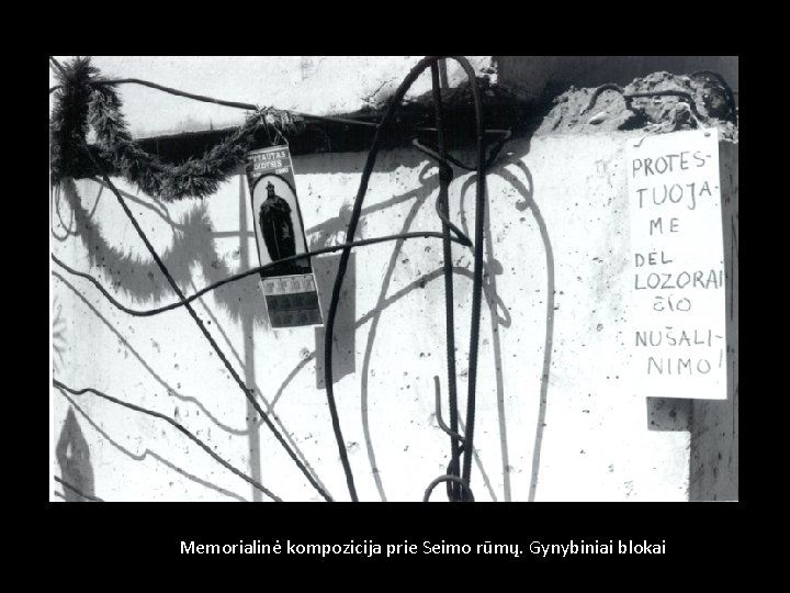 Memorialinė kompozicija prie Seimo rūmų. Gynybiniai blokai 