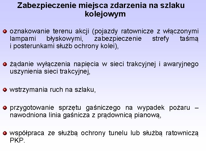 Zabezpieczenie miejsca zdarzenia na szlaku kolejowym oznakowanie terenu akcji (pojazdy ratownicze z włączonymi lampami