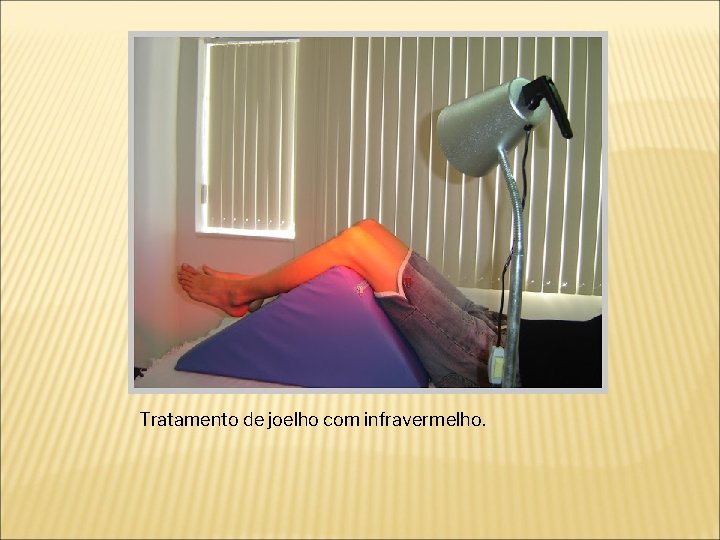 Tratamento de joelho com infravermelho. 