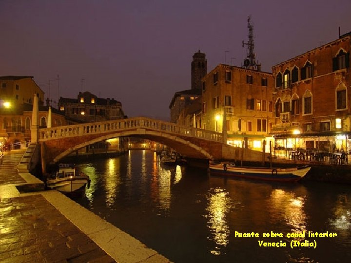 Puente sobre canal interior Venecia (Italia) 