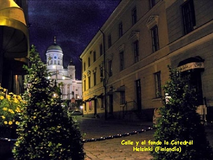 Calle y al fondo la Catedral Helsinki (Finlandia) 