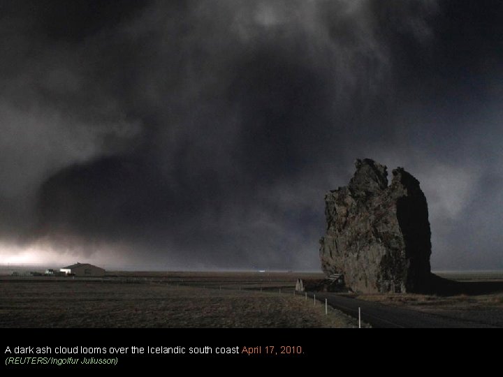 A dark ash cloud looms over the Icelandic south coast April 17, 2010. (REUTERS/Ingolfur