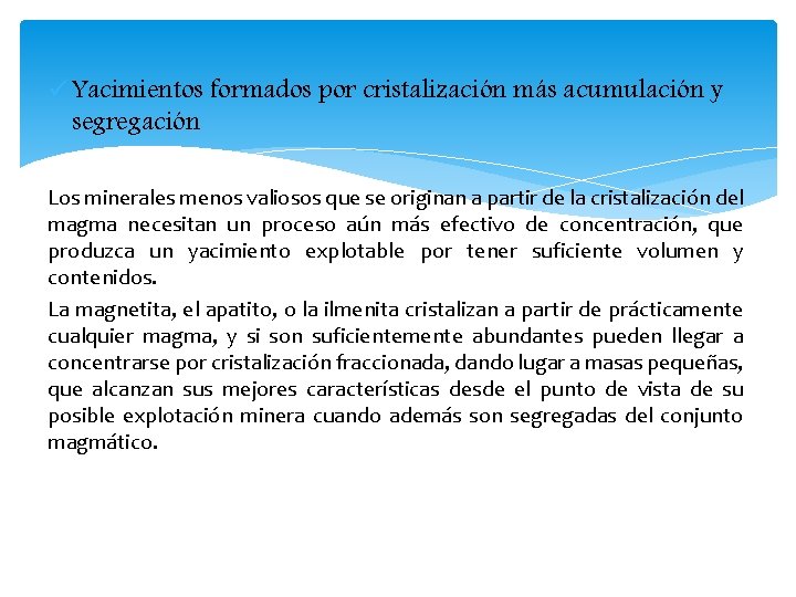 ü Yacimientos formados por cristalización más acumulación y segregación Los minerales menos valiosos que