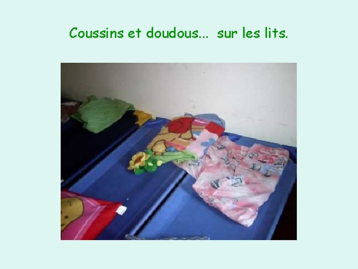 Coussins et doudous. . . sur les lits. 
