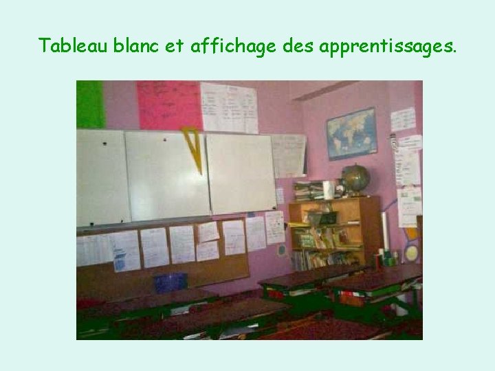 Tableau blanc et affichage des apprentissages. 