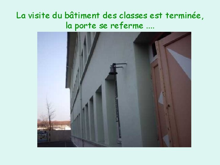 La visite du bâtiment des classes est terminée, la porte se referme. . 