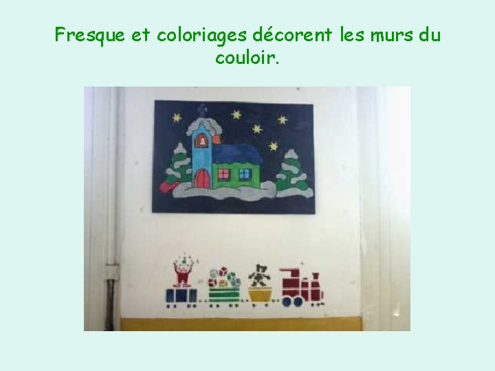 Fresque et coloriages décorent les murs du couloir. 