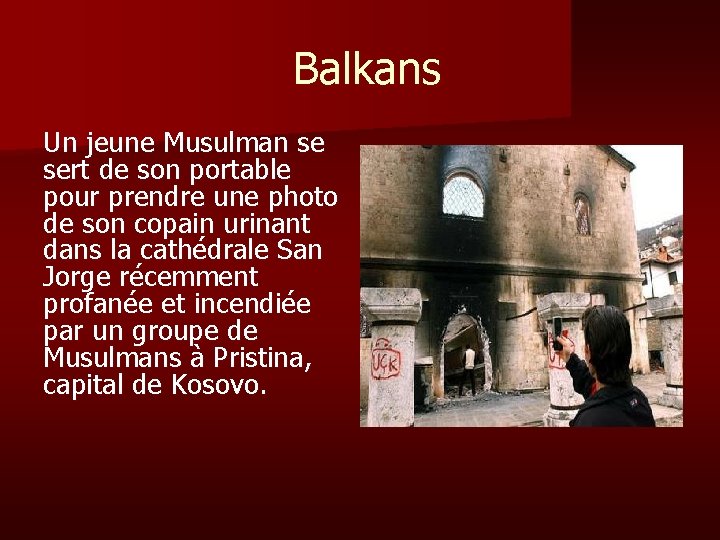 Balkans Un jeune Musulman se sert de son portable pour prendre une photo de