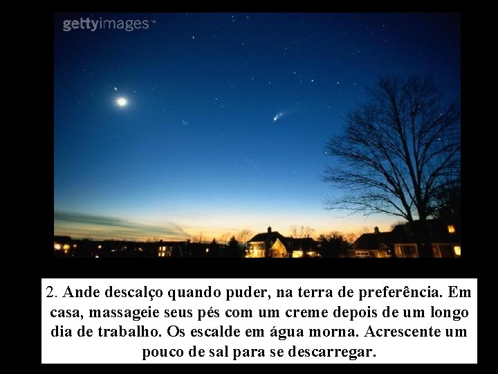 2. Ande descalço quando puder, na terra de preferência. Em casa, massageie seus pés