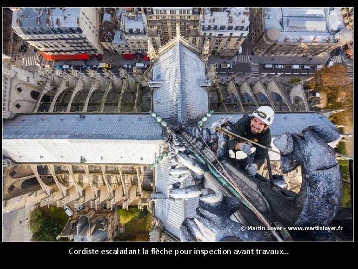 Cordiste escaladant la flèche pour inspection avant travaux… 