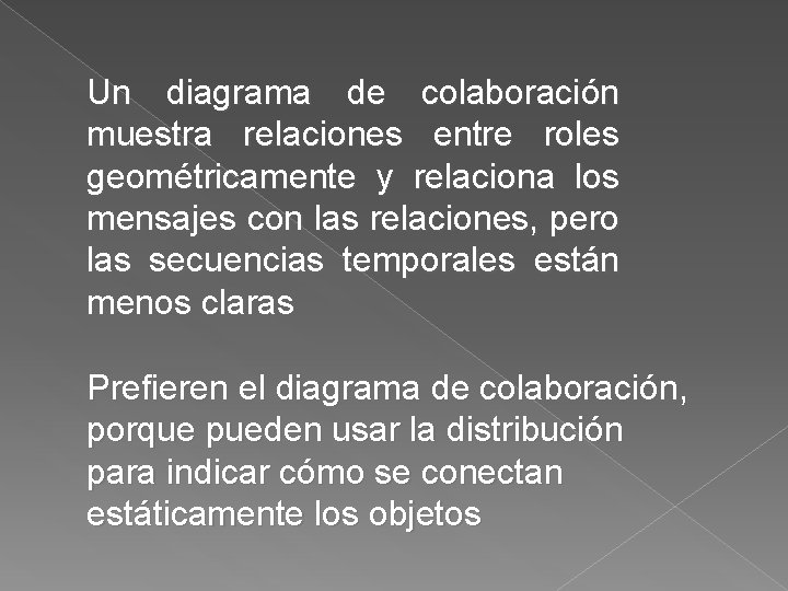 Un diagrama de colaboración muestra relaciones entre roles geométricamente y relaciona los mensajes con