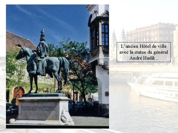 L’ancien Hôtel de ville avec la statue du général André Hadik. 