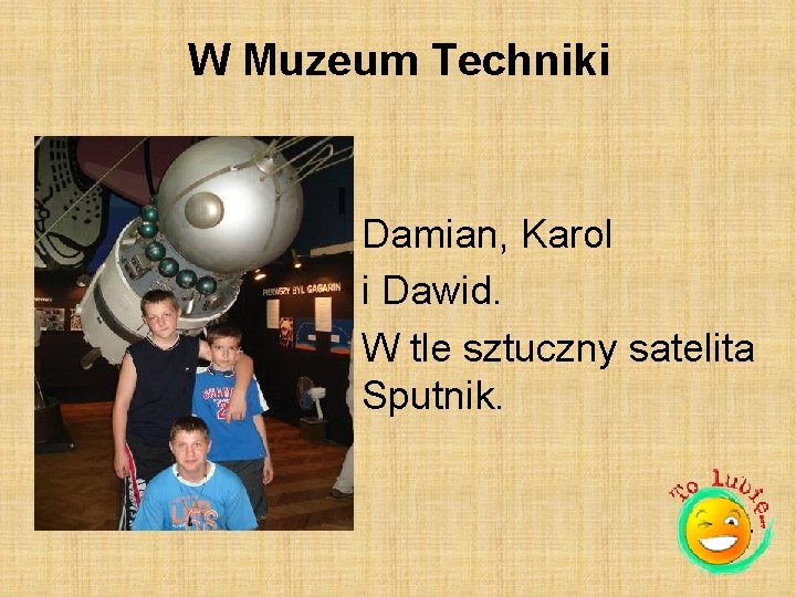 W Muzeum Techniki Damian, Karol i Dawid. W tle sztuczny satelita Sputnik. 