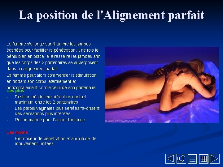 La position de l'Alignement parfait La femme s'allonge sur l'homme les jambes écartées pour