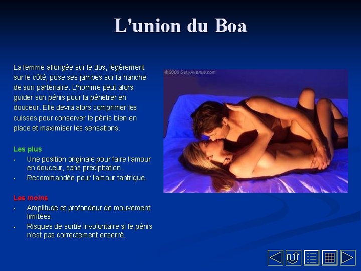 L'union du Boa La femme allongée sur le dos, légèrement sur le côté, pose