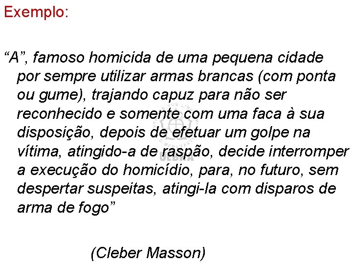 Exemplo: “A”, famoso homicida de uma pequena cidade por sempre utilizar armas brancas (com