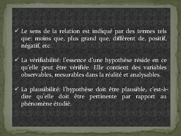 ü Le sens de la relation est indiqué par des termes tels que: moins