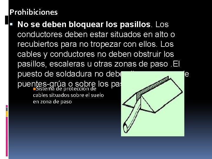 Prohibiciones No se deben bloquear los pasillos. Los conductores deben estar situados en alto