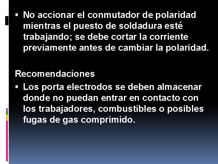  No accionar el conmutador de polaridad mientras el puesto de soldadura esté trabajando;