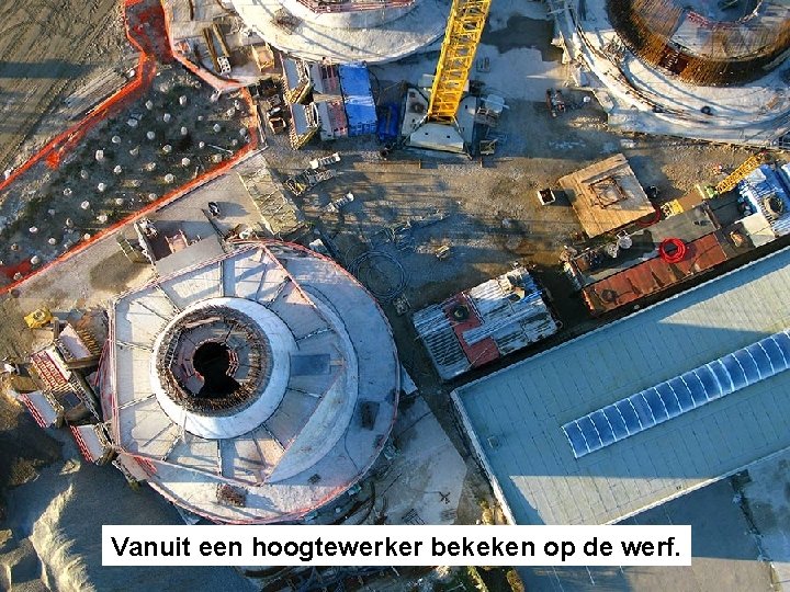 Vanuit een hoogtewerker bekeken op de werf. 