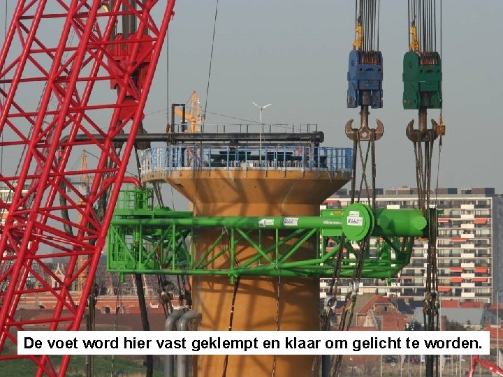 De voet word hier vast geklempt en klaar om gelicht te worden. 