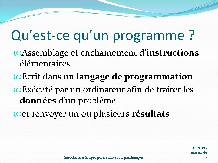 Qu’est-ce qu’un programme ? Assemblage et enchaînement d’instructions élémentaires Écrit dans un langage de