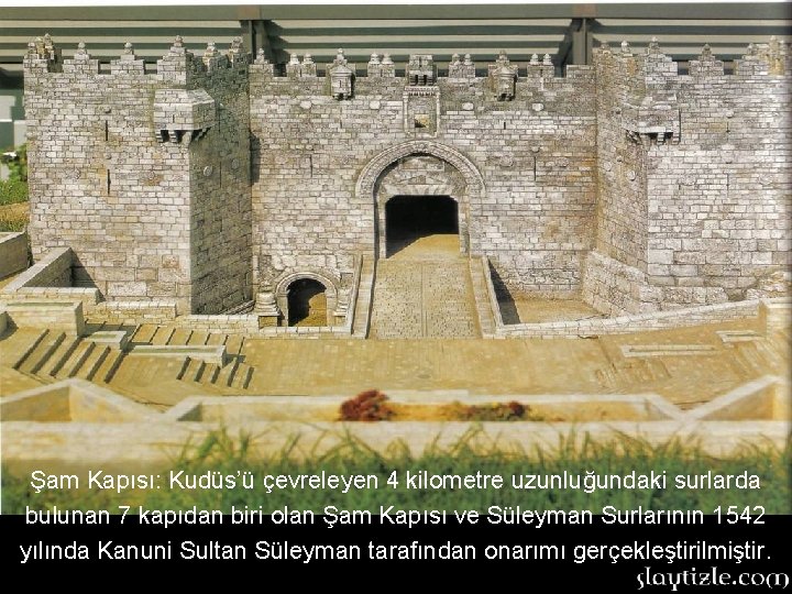 Şam Kapısı: Kudüs’ü çevreleyen 4 kilometre uzunluğundaki surlarda bulunan 7 kapıdan biri olan Şam Şam Kapısı: Kudüs’ü çevreleyen 4 kilometre uzunluğundaki surlarda bulunan 7 kapıdan biri olan Şam