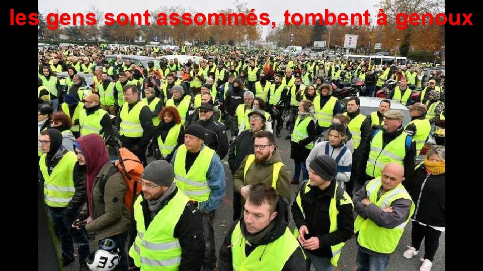 les gens sont assommés, tombent à genoux 