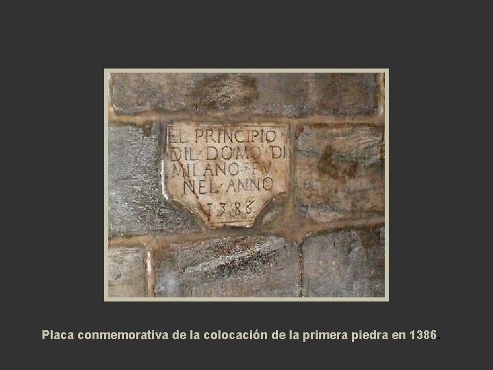 Placa conmemorativa de la colocación de la primera piedra en 1386. 