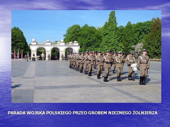 PARADA WOJSKA POLSKIEGO PRZED GROBEM NIEZNEGO ŻOLNIERZA 