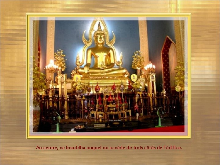 Au centre, ce bouddha auquel on accède de trois côtés de l’édifice. 