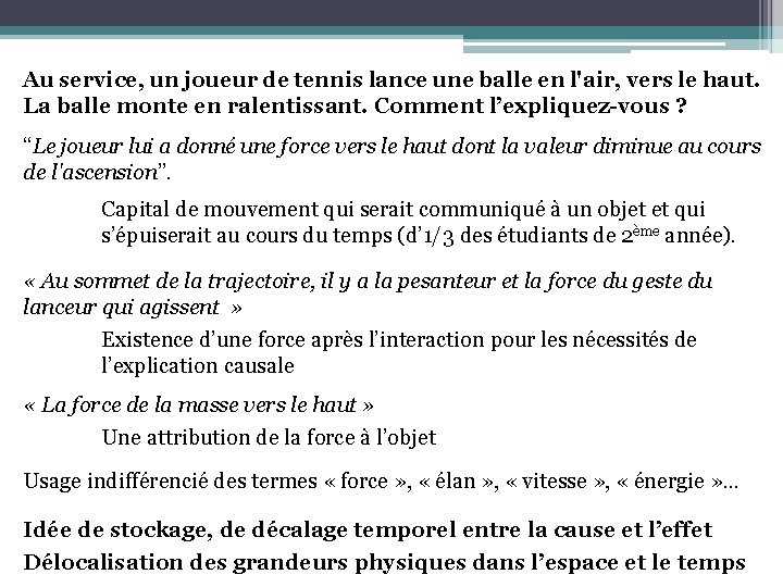 Au service, un joueur de tennis lance une balle en l'air, vers le haut.