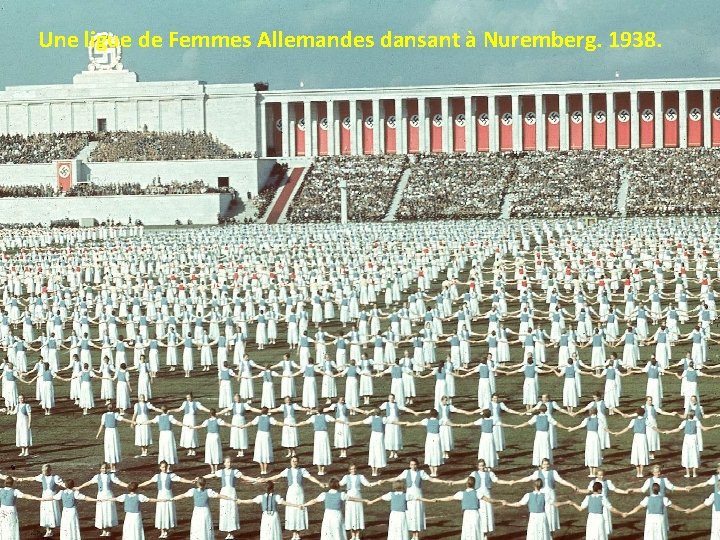 Une ligue de Femmes Allemandes dansant à Nuremberg. 1938. 