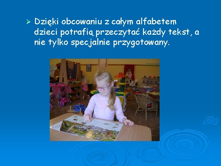 Ø Dzięki obcowaniu z całym alfabetem dzieci potrafią przeczytać każdy tekst, a nie tylko