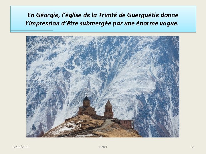 En Géorgie, l’église de la Trinité de Guerguétie donne l’impression d’être submergée par une