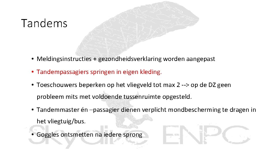 Tandems • Meldingsinstructies + gezondheidsverklaring worden aangepast • Tandempassagiers springen in eigen kleding. •