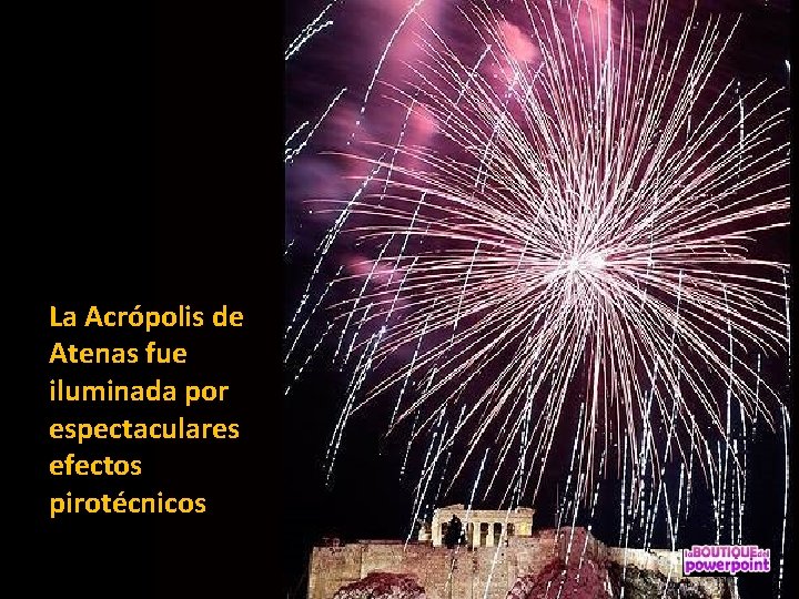 La Acrópolis de Atenas fue iluminada por espectaculares efectos pirotécnicos. 