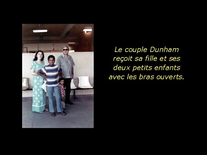 Le couple Dunham reçoit sa fille et ses deux petits enfants avec les bras